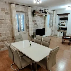 apartman-old-town.hotels-in-trogir.com/